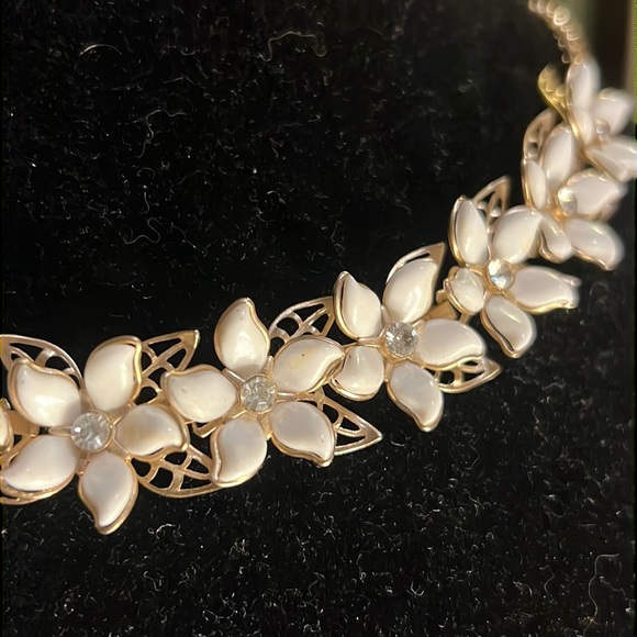 Antique White Enamel Flower Necklace - Picture 5 of 5